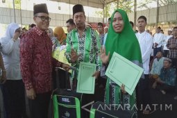 Bupati Anas Berangkatkan Petugas Kebersihan Ibadah Umrah