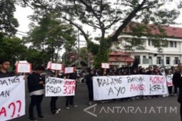 Peringati Hari Antikorupsi, MCW-BEM Unjuk Rasa Ajukan Lima Tuntutan