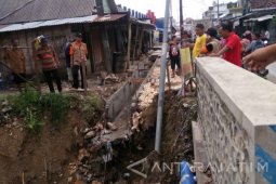 BPBD Bojonegoro Terus Pantau Tanah Longsor Dekat Jembatan