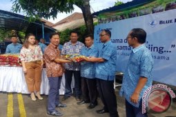 Blue Bird Bantu Karyawan Beras Lima Ton