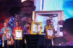 Bupati Kubu Raya Raih Penghargaan Seven Media