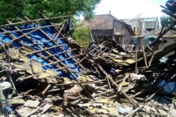 Dua Rumah di Kediri Roboh