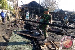 Koramil Gotong Royong Bersihkan Lokasi Kebakaran
