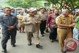 Bupati minta warga relakan tanah bangun Teluk Wondama