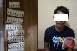 Menunggu Pelanggan Pengedar Zenit Diciduk