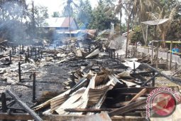 Politisi Hanura Serahkan Bantuan Korban Kebakaran Sayut