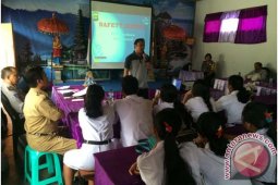 AQUA Sosialisasikan "Safety Riding" kepada Siswa SMA