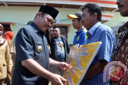 Pemkab Mempawah Salurkan Bantuan Sektor Pertanian dan Perikanan