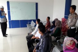 Petugas Berikan Pencerahan Materi Sebelum Ujian SIM