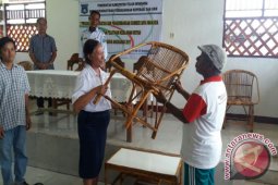 Teluk Wondama cetak perajin rotan