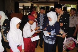 8.069 Pelajar Miskin Dapat Bantuan Baznas Indramayu