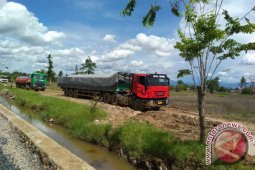 Bongkar Muat Semen Di Jalan Lingkar Ganggu Masyarakat