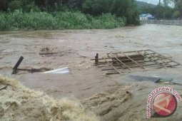 Flood Drags Away Four Houses in Malutu