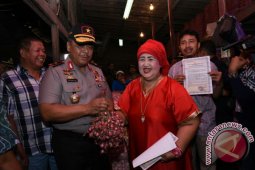 Kapolda Kalsel Kunjungi Pasar Lima Pedagang Senang