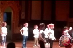 Siswa Asing Tampilkan "Tari Dekade" pada Penutup Tahun 2017 (Video)