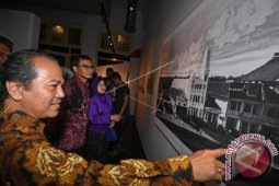 Pameran Foto "HistoRI Masa Depan-10 Windu Kantor Berita Antara"