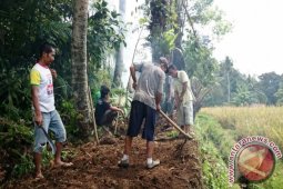 Gotong Royong Buka Jalan Menuju Pekuburan