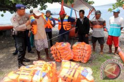 Penumpang Speedboat Pakai Jaket Pelampung