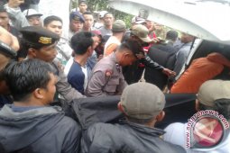 Tim Evakuasi Mayat Dari Kawah Bukit Kaba