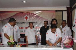 PMI Bali Serahkan Bantuan untuk Pengungsi Gunung Agung