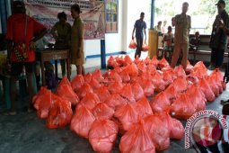 Perindagkop Teluk Wondama jual 2000 paket sembako murah
