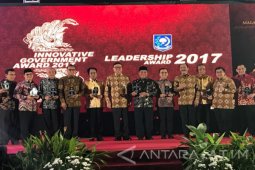 Mendagri Beri Penghargaan Kepemimpinan ke Bupati Anas