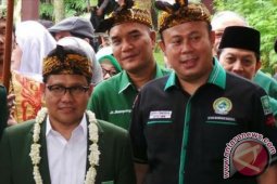 Oto Iskandar di Nata Teladan Semua Anggota Parlemen