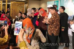 Khofifah Nyanyi Mawar Merah Hibur Peserta Nikah Massal