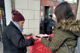 Para Pelajar RI di China Bagikan Sumbangan