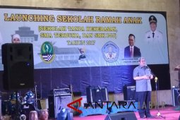 Gubernur Aher Ancam Kepala Sekolah Merokok Dipecat
