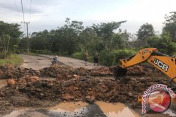Drainase Tersumbat, Pemkab Tapin Bongkar Jalan