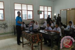 Dirut LKBN ANTARA Mengajar Di Pedalaman