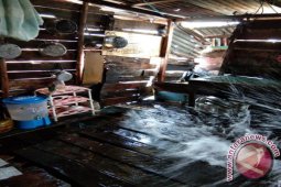 Rumah warga Desa Tukak rusak diterjang gelombang