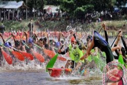 Hujan Tidak Menyurutkan Semangat Serindit Boat Race
