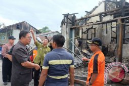 Bupati Sekadau serahkan bantuan kebakaran Nanga Mahap