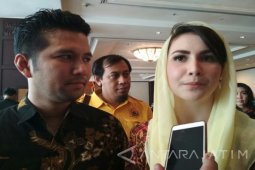 Doa Ibu Menyertai Langkah Politik Emil Dardak