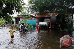 Hujan Deras Puluhan Rumah di Daha Terendam