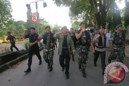 Gubernur Jalan Kaki Martapura - Banjarbaru Bersama TNI