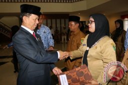 Enam belas guru diambil sumpah