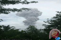 Gunung Agung Kembali Erupsi Akibatkan Hujan Abu