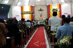 Ribuan Umat Katolik Madiun Ikuti Misa Malam Natal