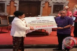 OJK-Himbara Serahkan Bantuan Pengungsi Gunung Agung Rp1 Miliar