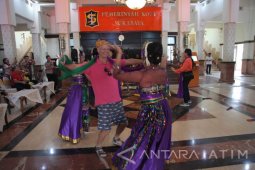 Puluhan Wisatawan Mancanegara Kunjungi Balai Kota Surabaya