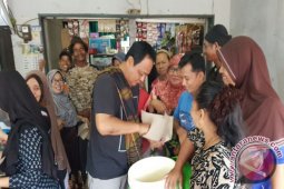 Gubernur Kalsel Traktir Pengunjung Pasar Tanah Bumbu