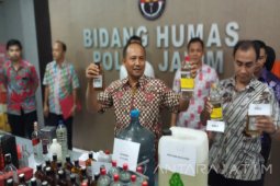 Polisi Ungkap Produksi Miras Palsu di Kediri