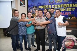 Futsal - Tim Pers Bhayangkara Serahkan Piala Ke Kapolda