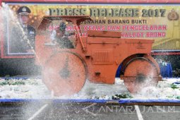Polrestabes Surabaya Musnahkan Ribuan Botol Minuman Keras
