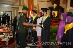 Ratusan Mahasiswa Unmer Surabaya Diwisuda