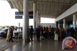 Arus penumpang di Bandara Depati Amir lancar
