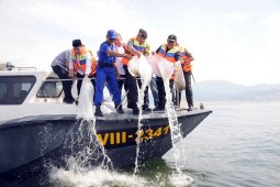 Gubernur Aher sebar 2,3 juta benih ikan